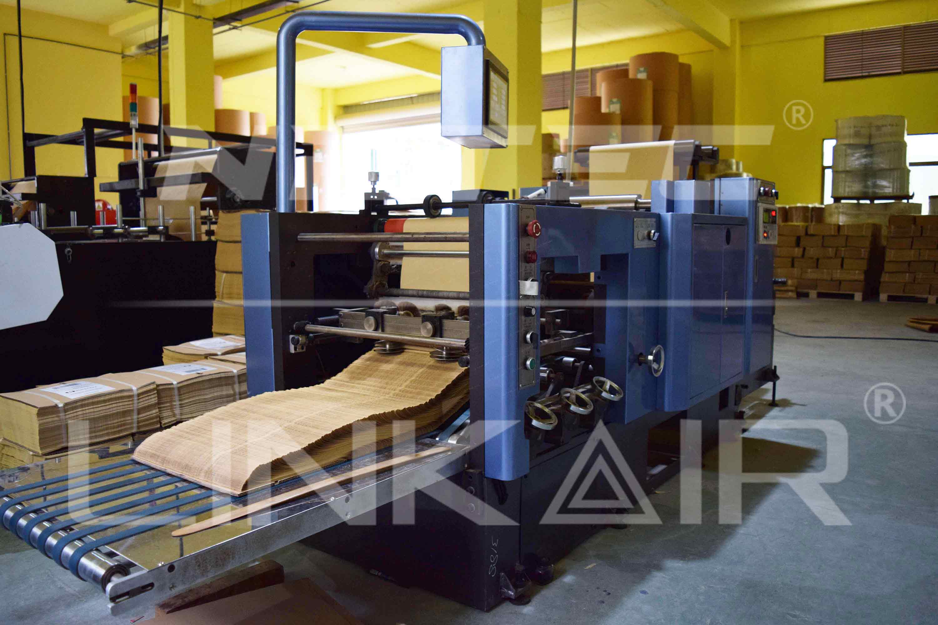 Fanfold paper folding machine Fanfold paper folding machine
