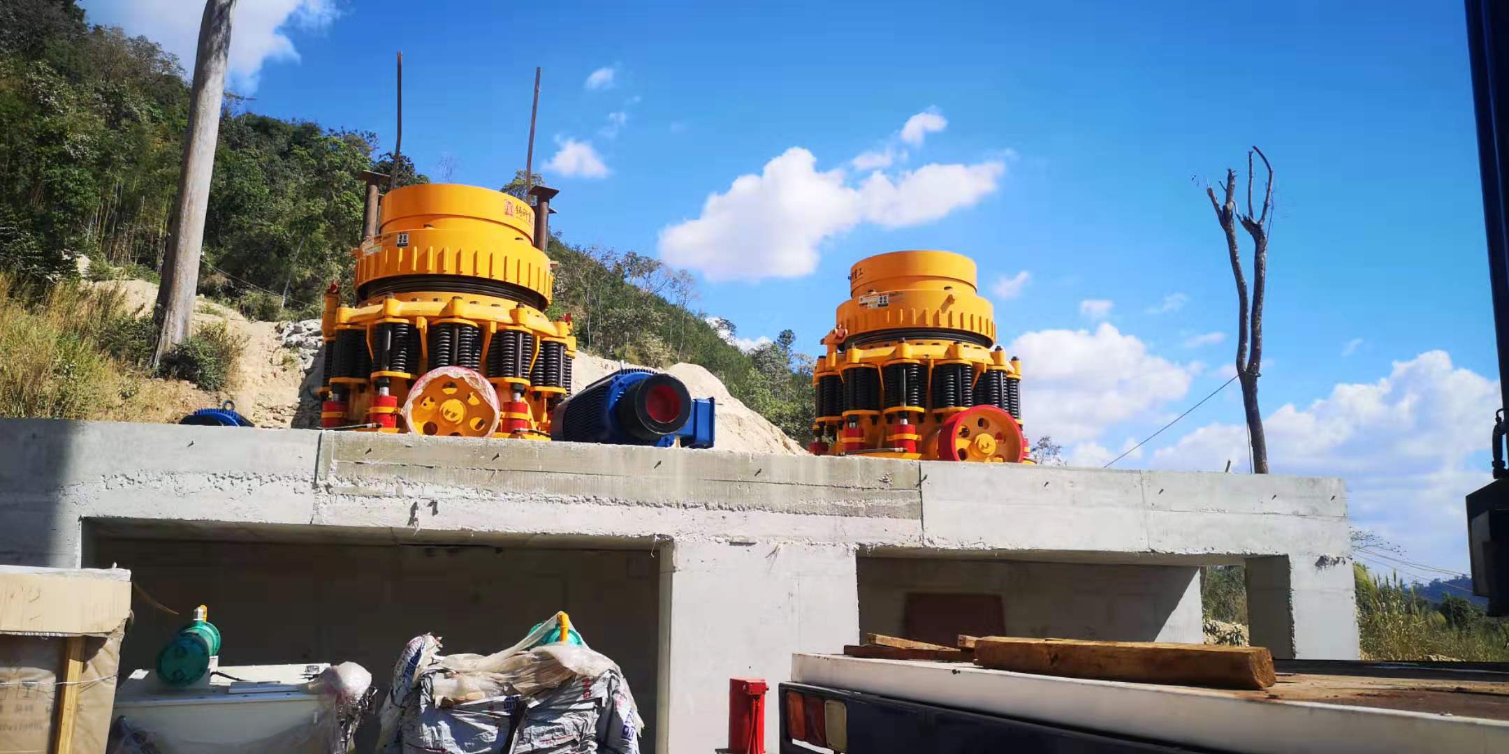 Crushing and screening machine