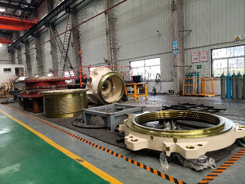 Crushing and screening machine