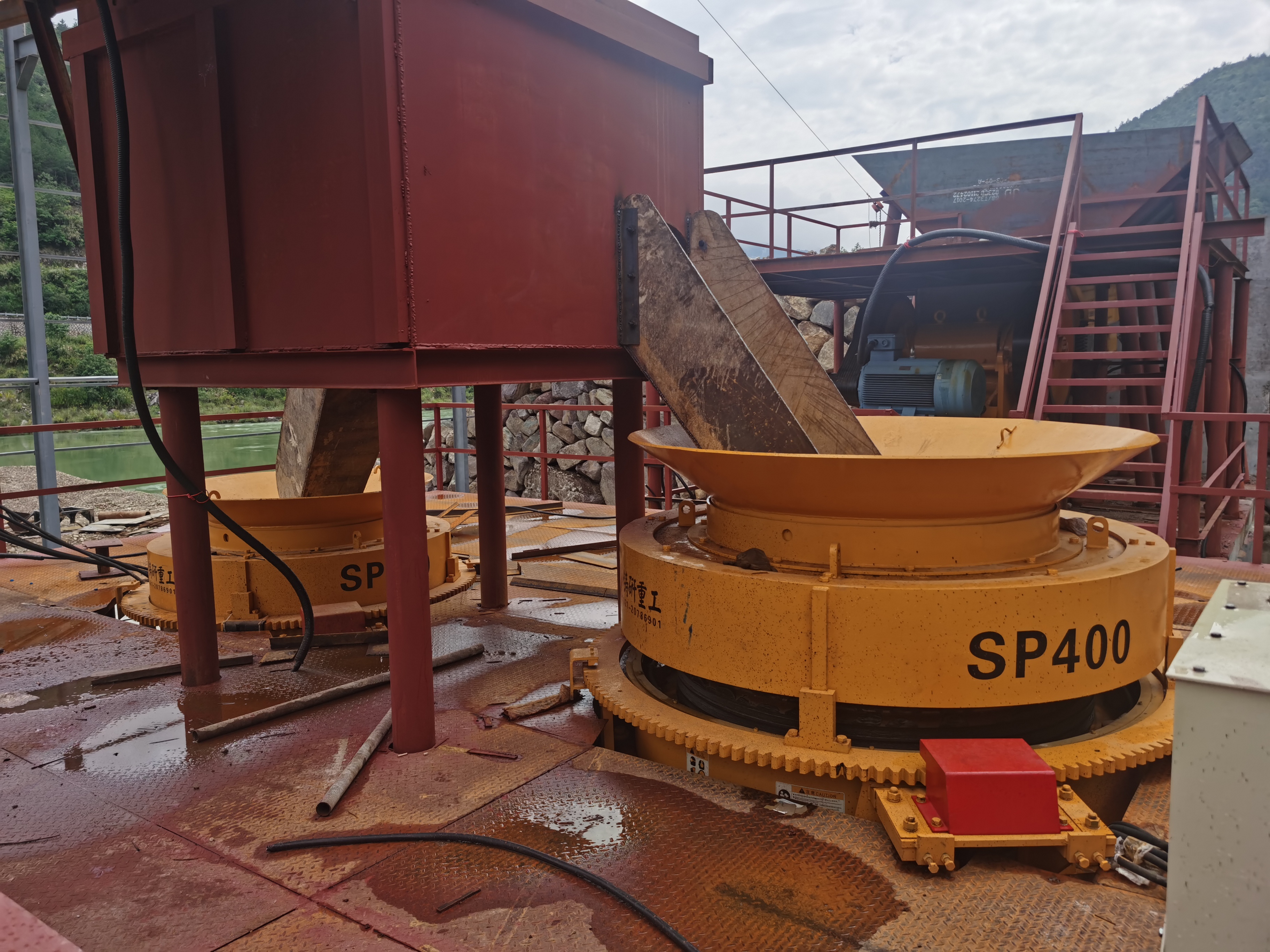 Crushing and screening machine