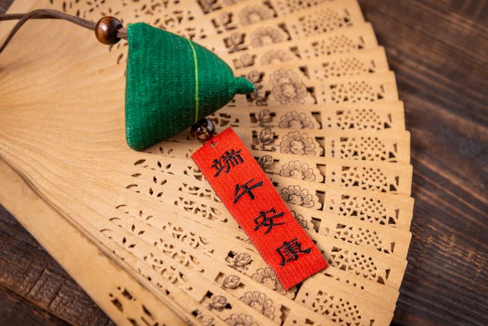 Zhuyan Shanghai China_ Та бүхэндээ эрүүл саруул Лун завины баярыг хүсэн ерөөе