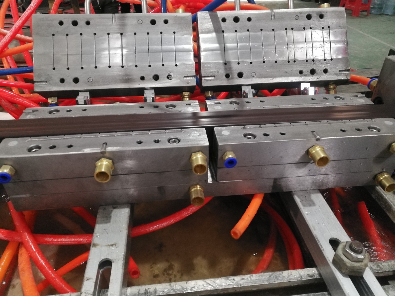 WPC extrusion mould