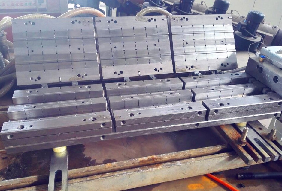 WPC extrusion mould