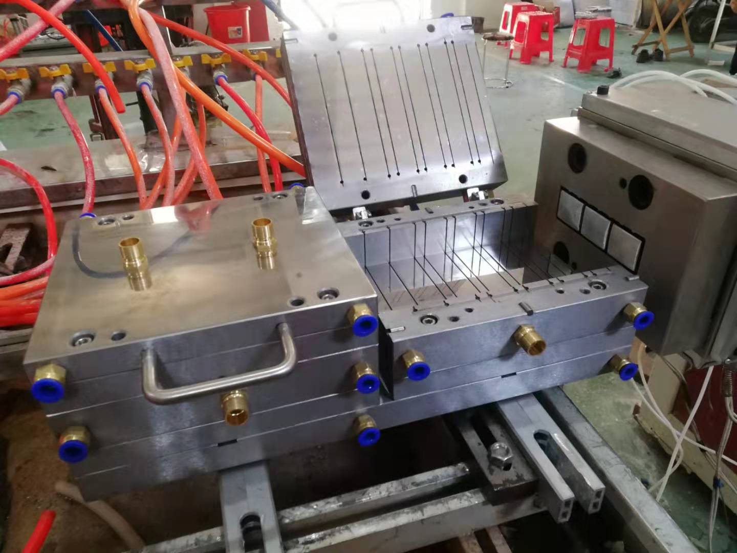 composite extrusion mould