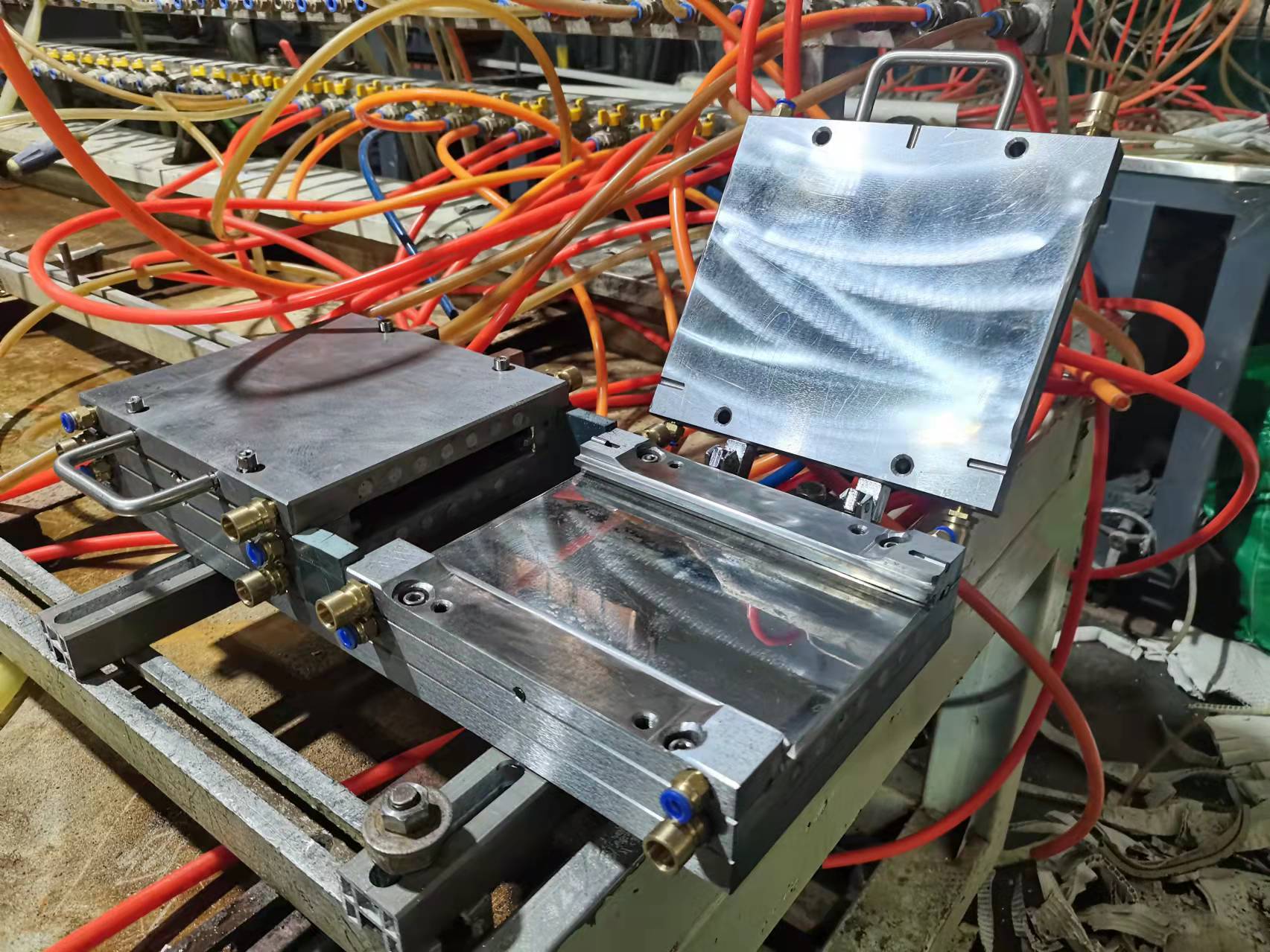 Solid / Hollow WPC Extrusion mould / die head / tools/ calibrator for PE decking