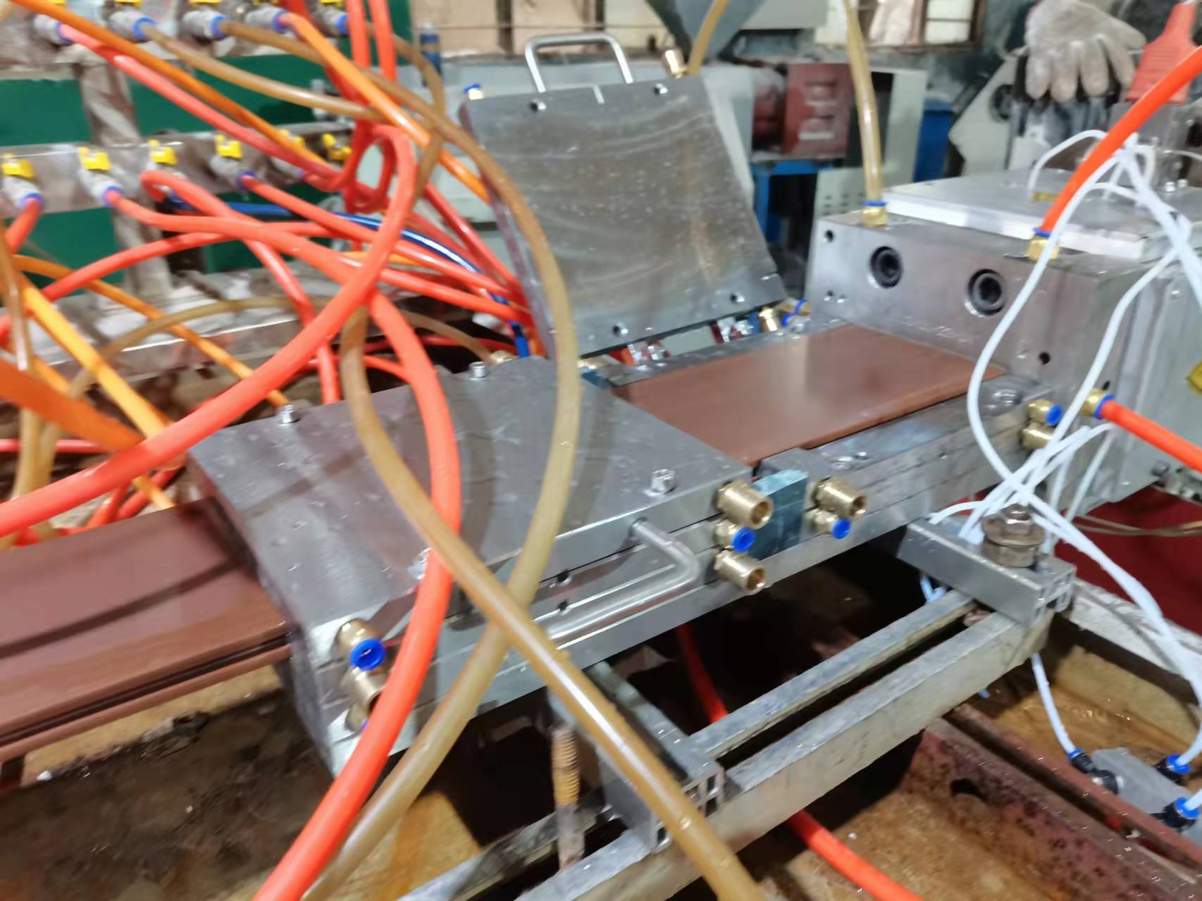 Solid / Hollow WPC Extrusion mould / die head / tools/ calibrator for PE decking