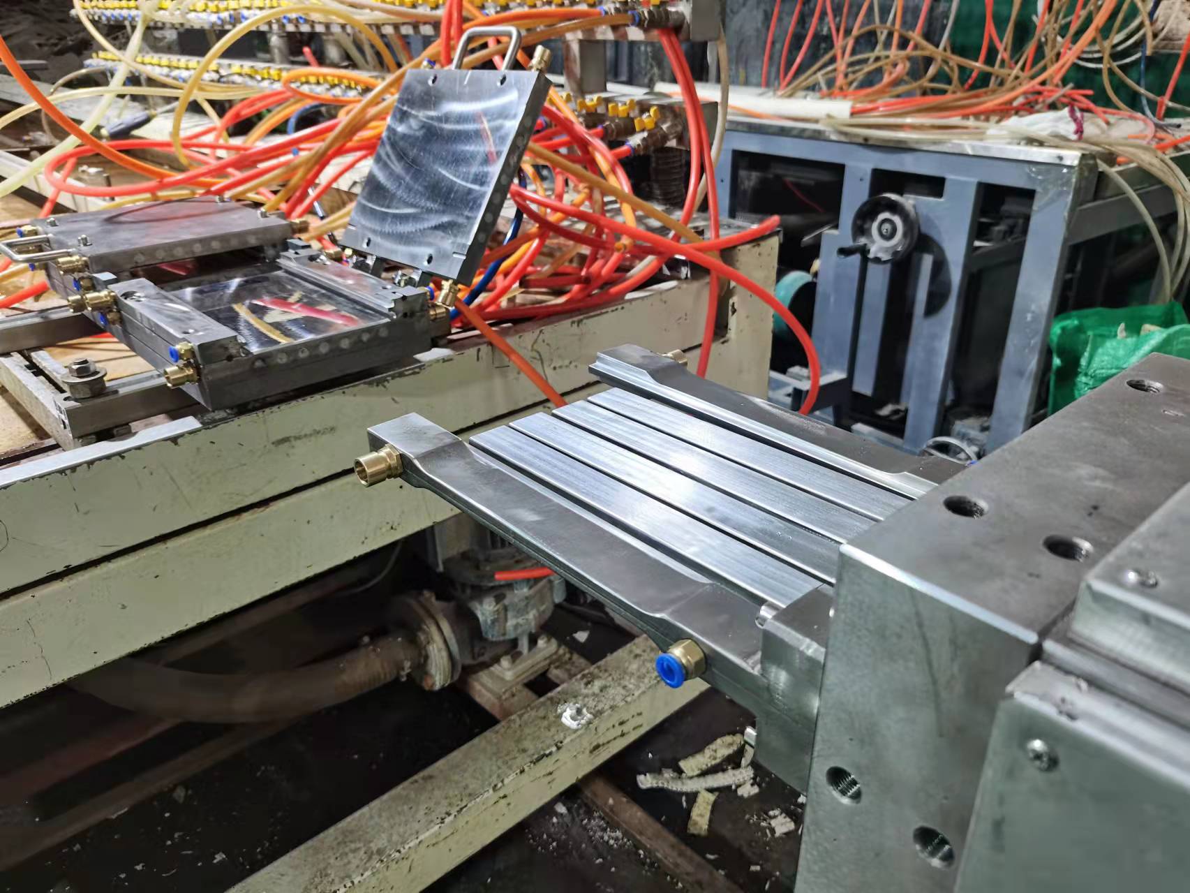 Solid / Hollow WPC Extrusion mould / die head / tools/ calibrator for PE decking