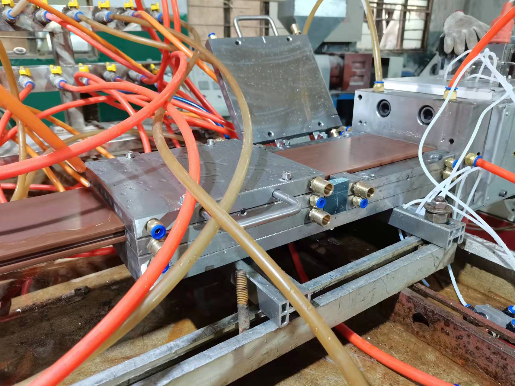 Solid / Hollow WPC Extrusion mould / die head / tools/ calibrator for PE decking