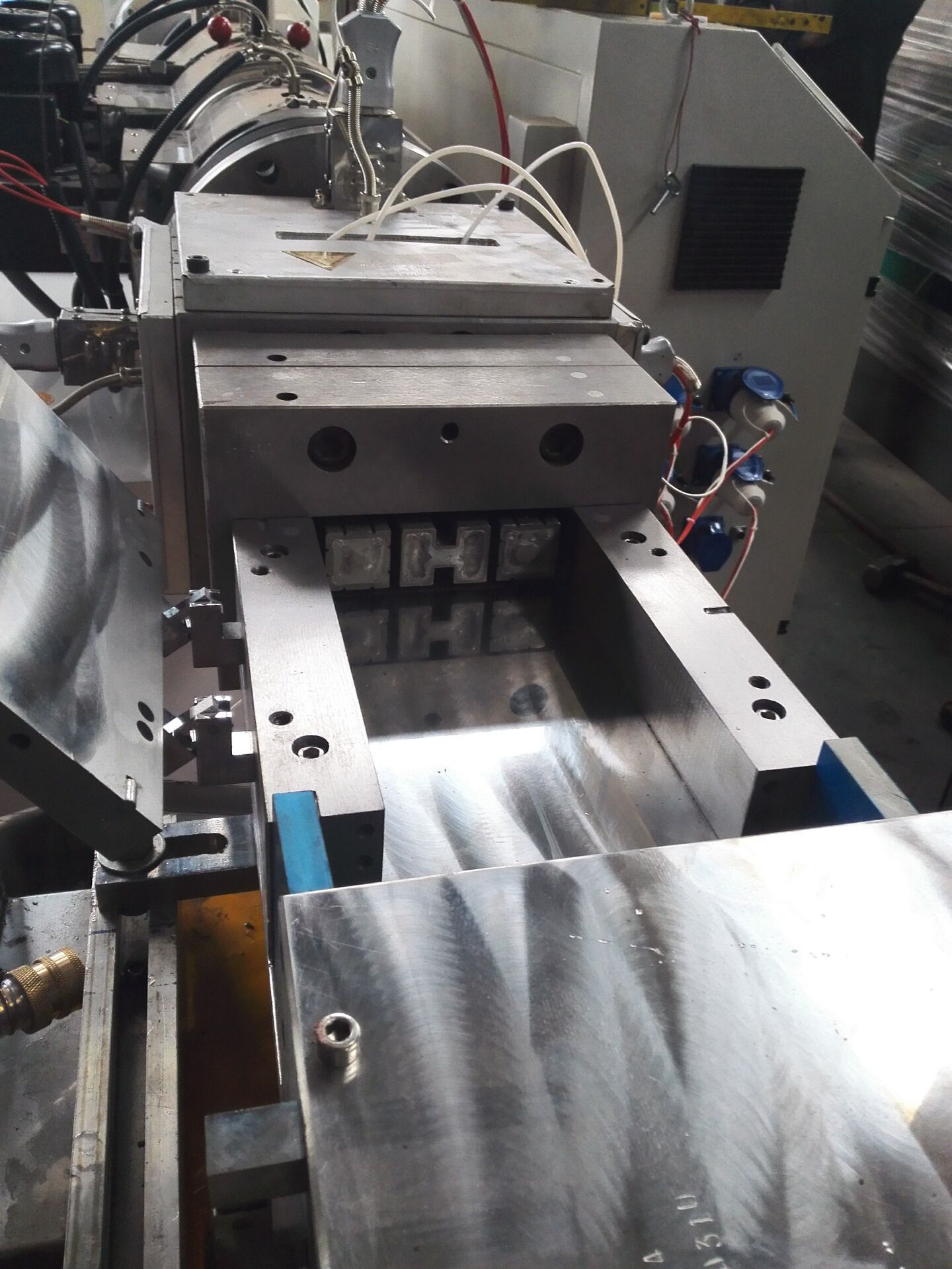 PE based WPC extrusion mold /extrusion tool for plastic wood pergola /HDPE extrusion mold made in Hubei