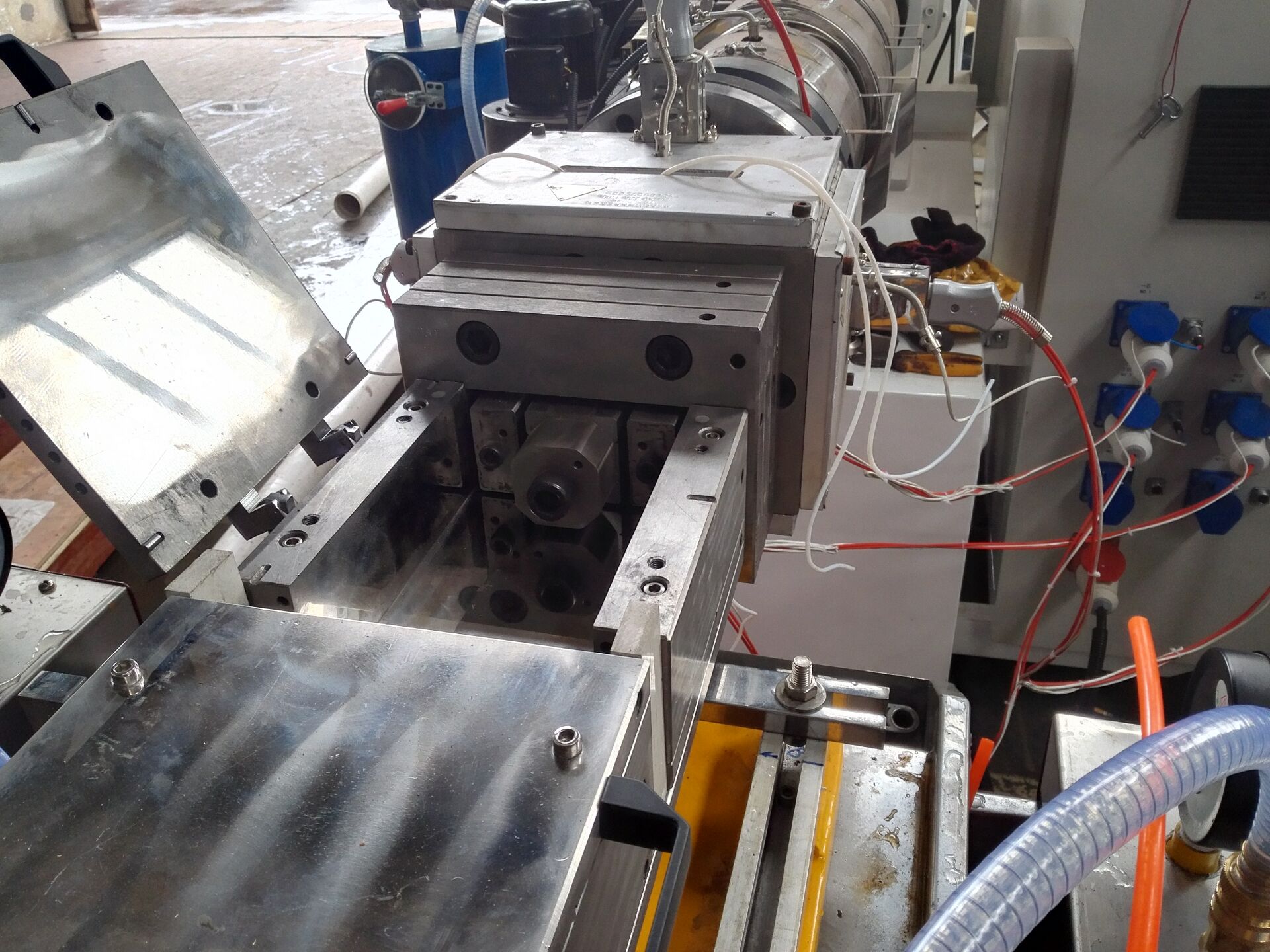 PE based WPC extrusion mold /extrusion tool for plastic wood pergola /HDPE extrusion mold made in Hubei