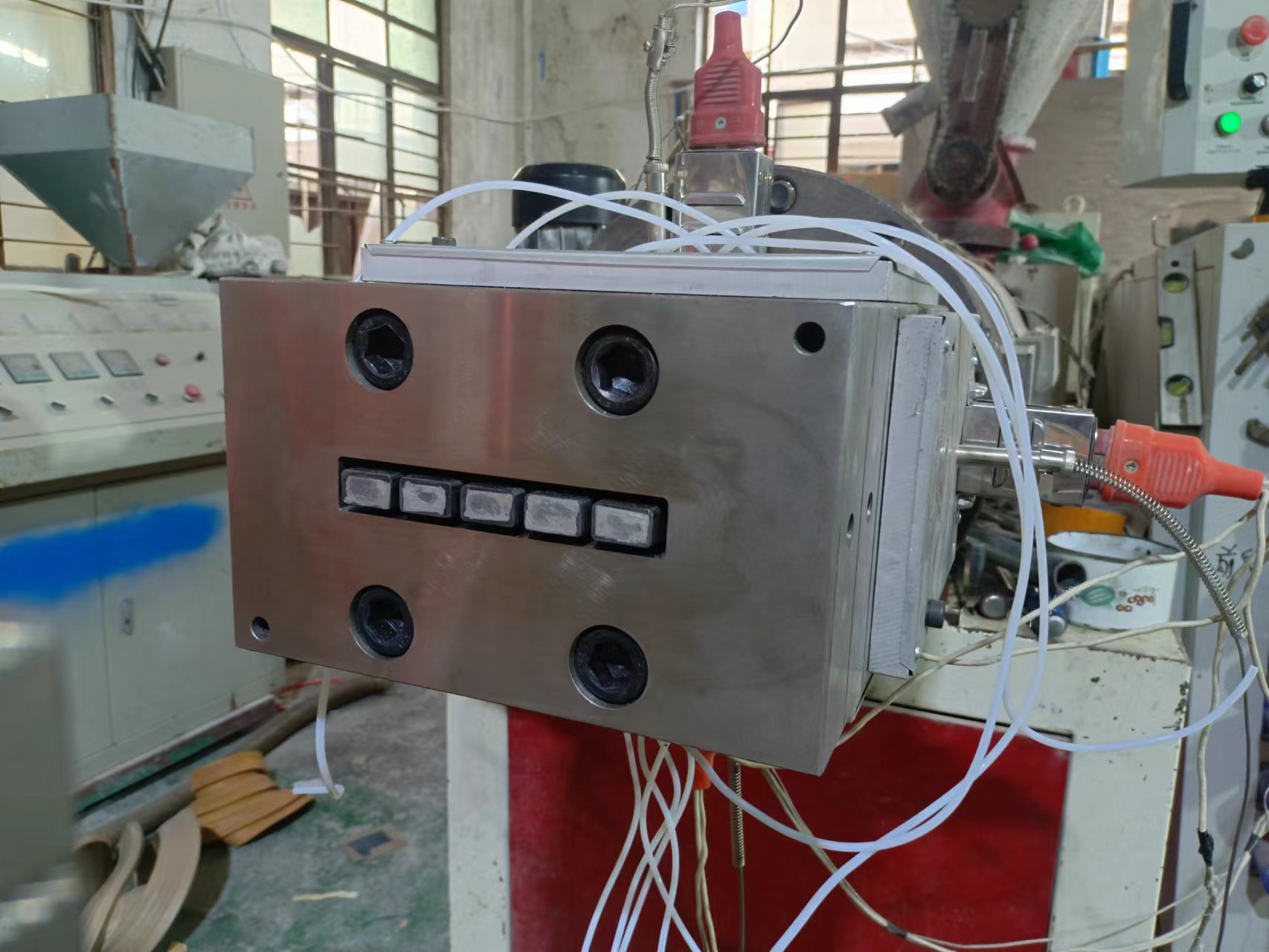 WPC cladding production machine