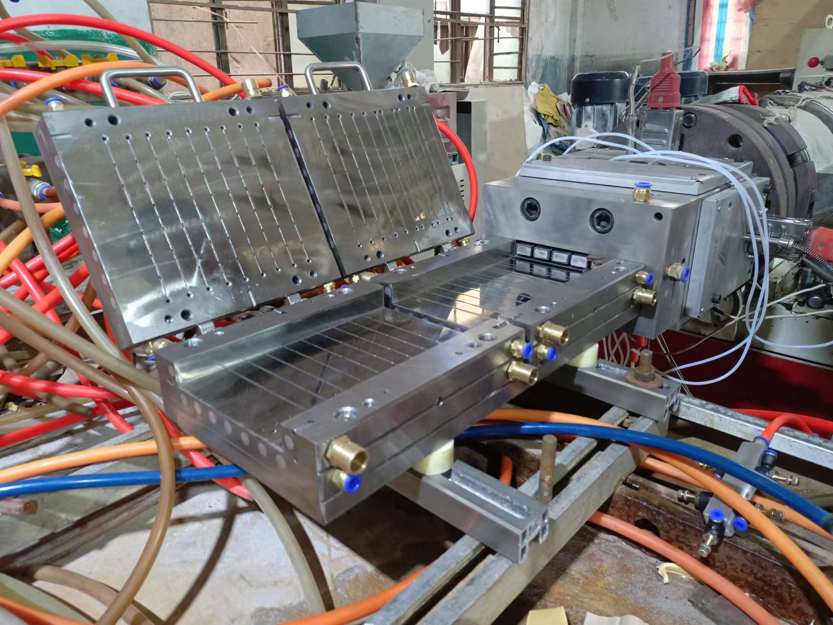 composite cladding extrusion die