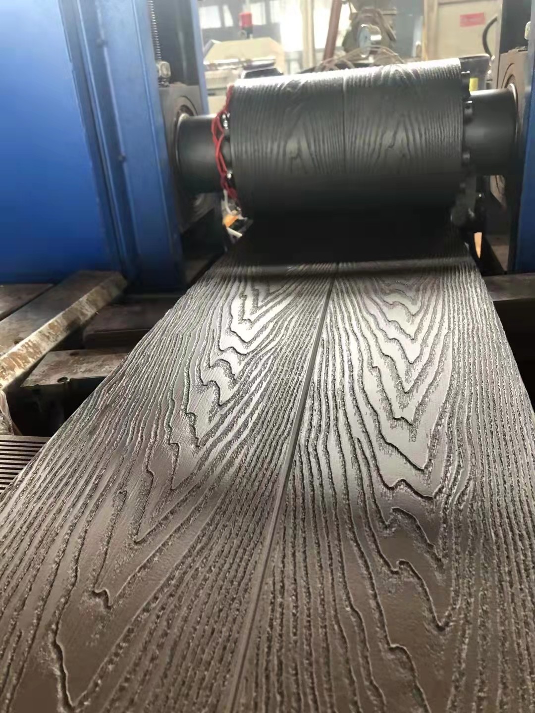 on line embossing extrusion tool
