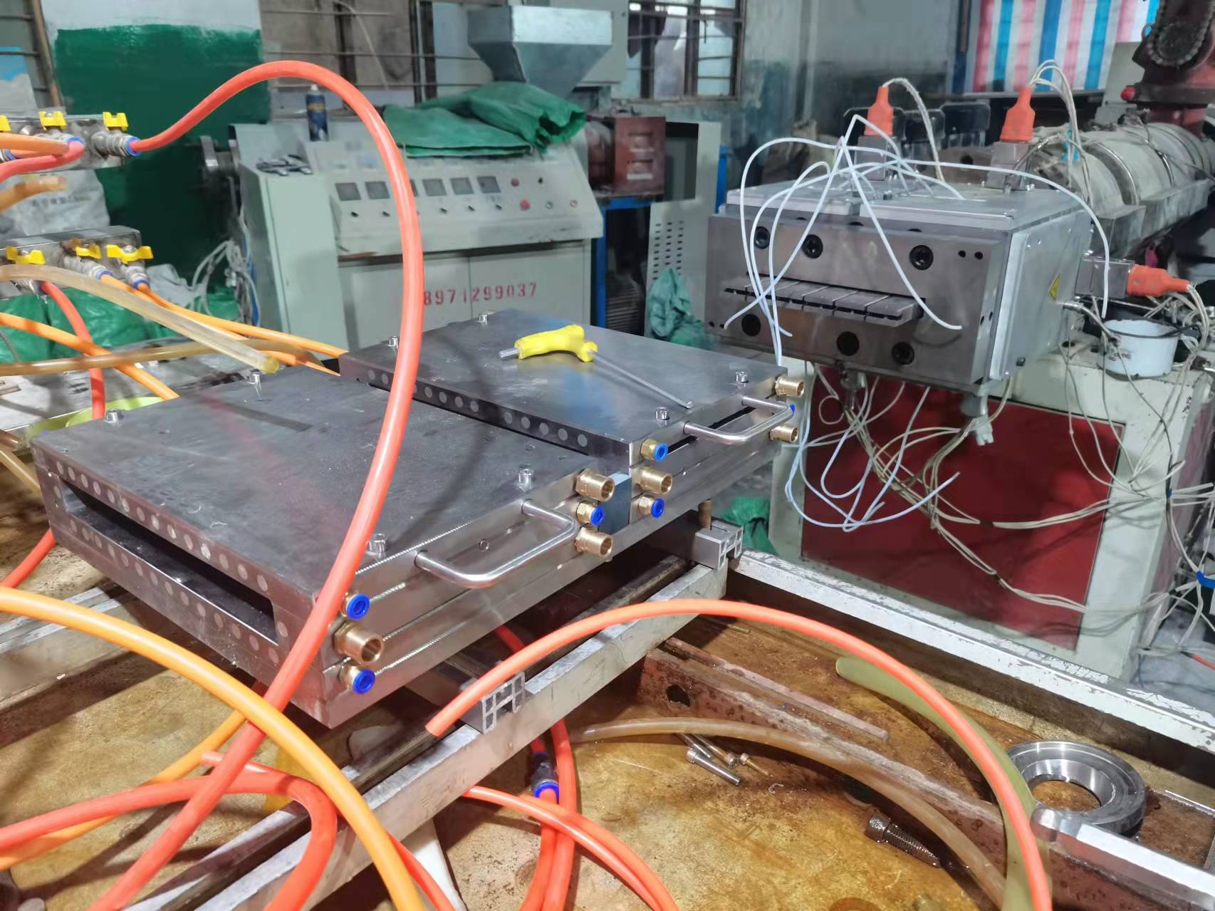 composite decking extrusion die