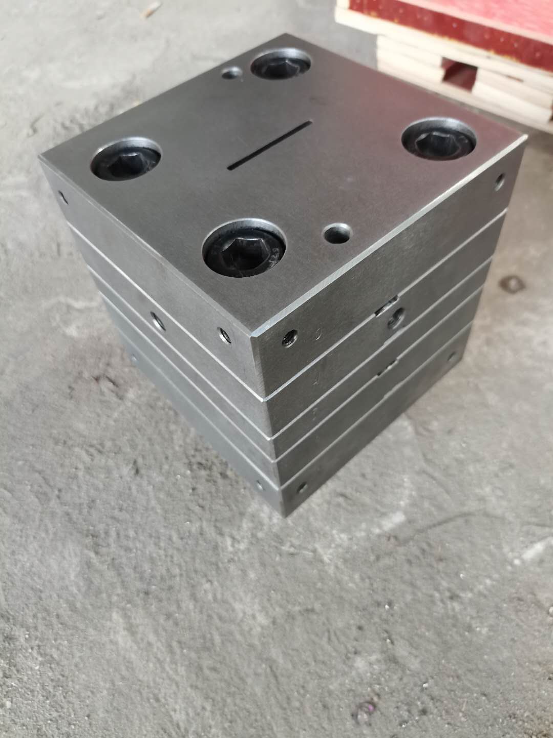 composite cladding extrusion die