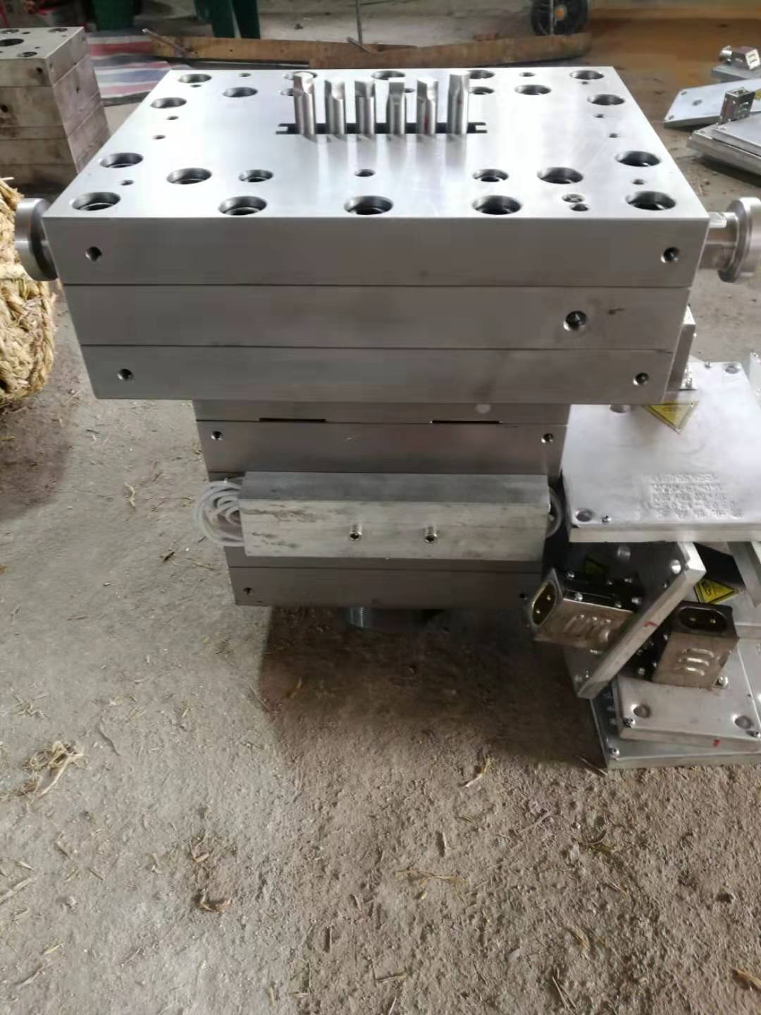 popular WPC hollow decking panel extrusion dies