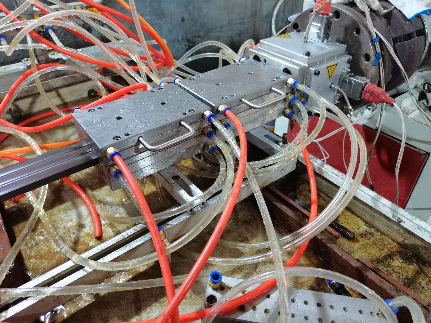 plastic die extrusion