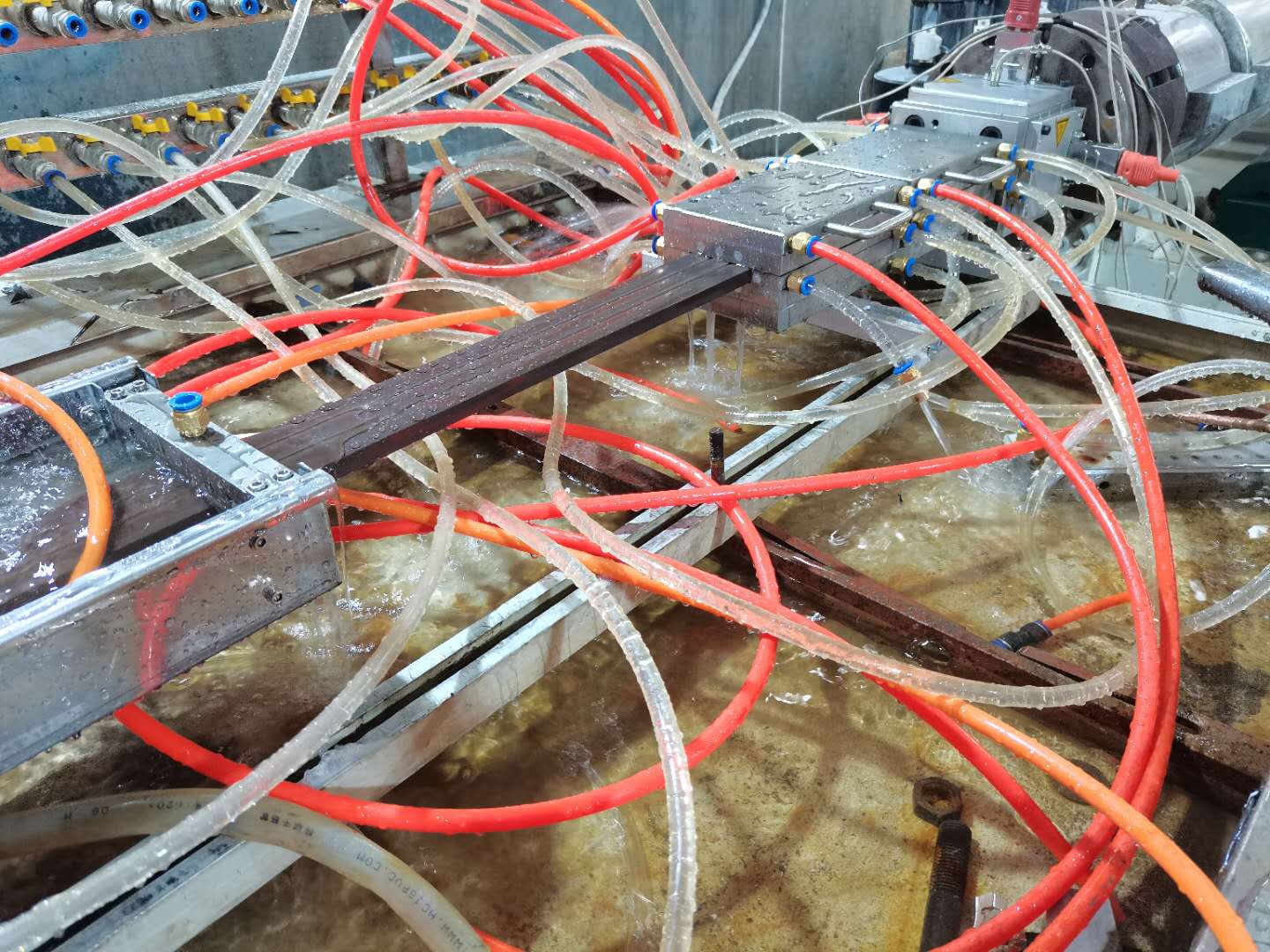 plastic die extrusion