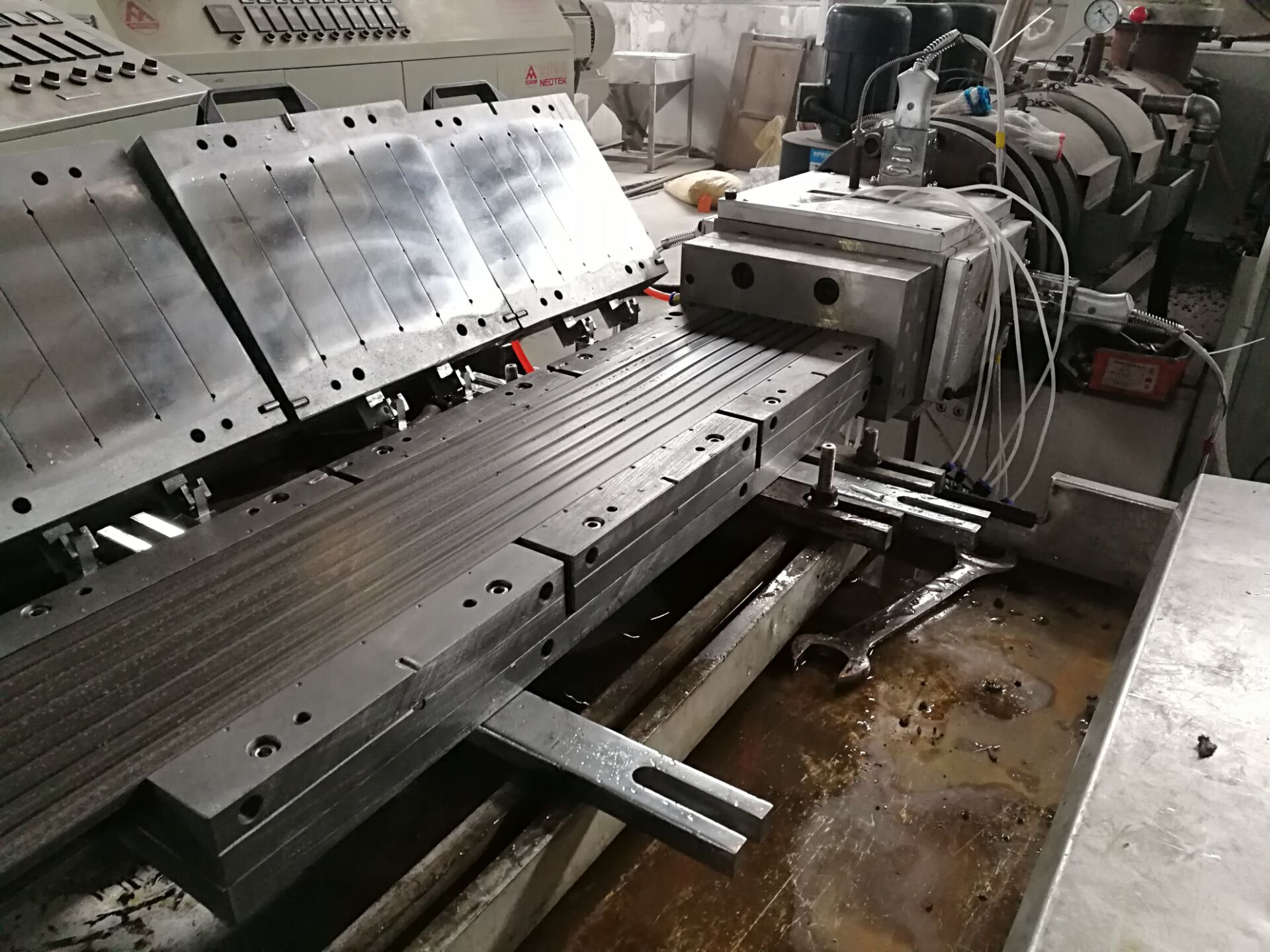 plastic die extrusion