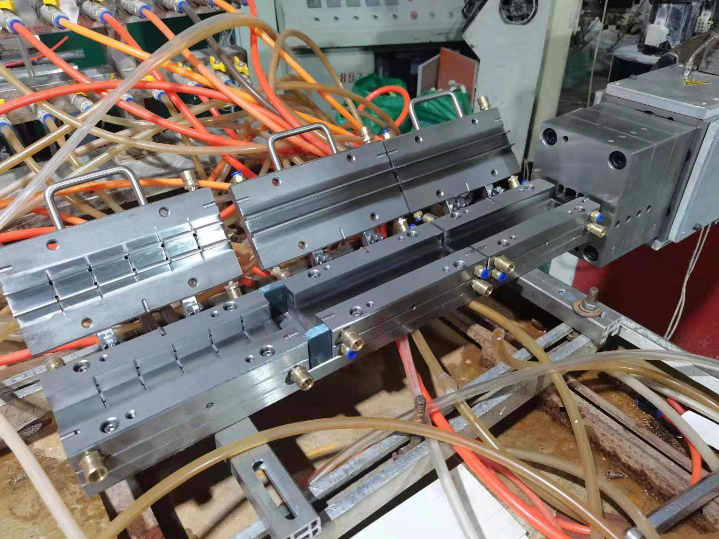WPC keel extrusion mould