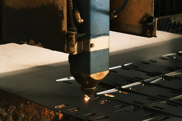 Découvrir comment la découpe laser de tôles est utilisée dans différents secteurs Découvrir comment la découpe laser de tôles est utilisée dans différents secteurs