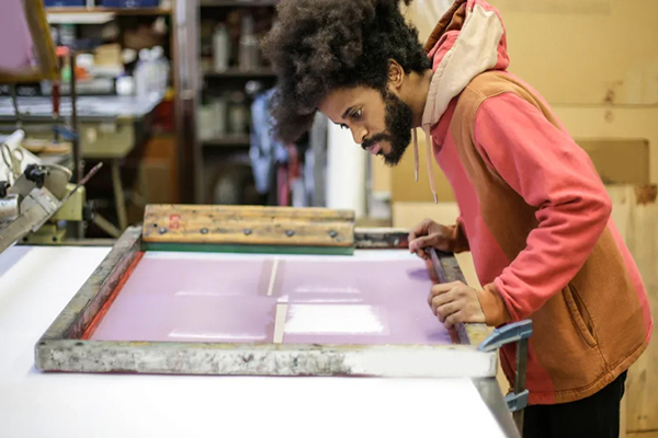 How to Use Silkscreen Printing on Sheet Metal