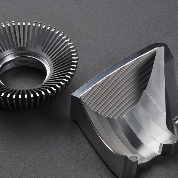 قطع ألومنيوم مصنعة باستخدام تقنية التحكم الرقمي الحاسوبي: هندسة دقيقة لتطبيقات خفيفة الوزن وعالية الأداء