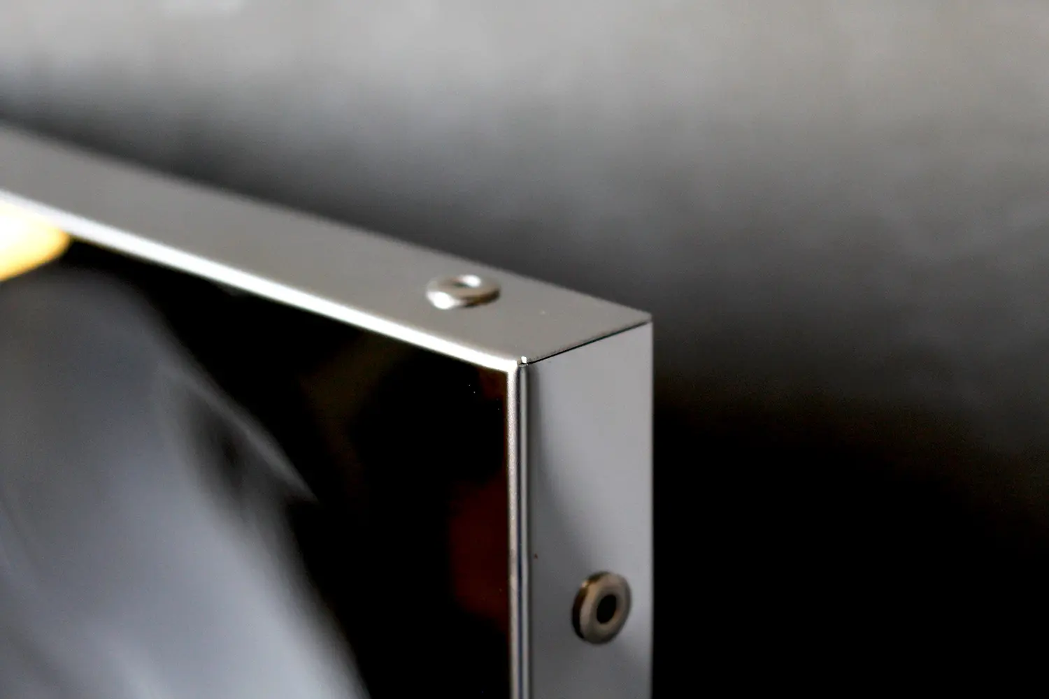 Metalowy panel przedni: twarz Twojego sprzętu montowanego w szafie rack