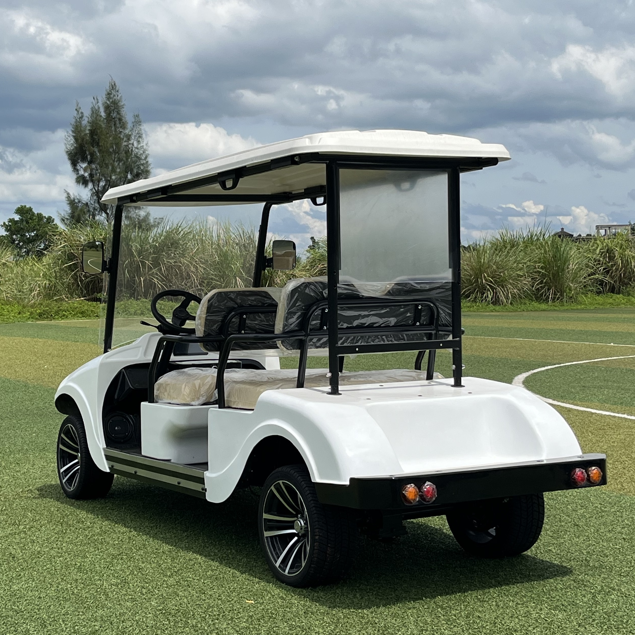 Sokakta Yasal 4 Kişilik Elektrikli Golf Arabası