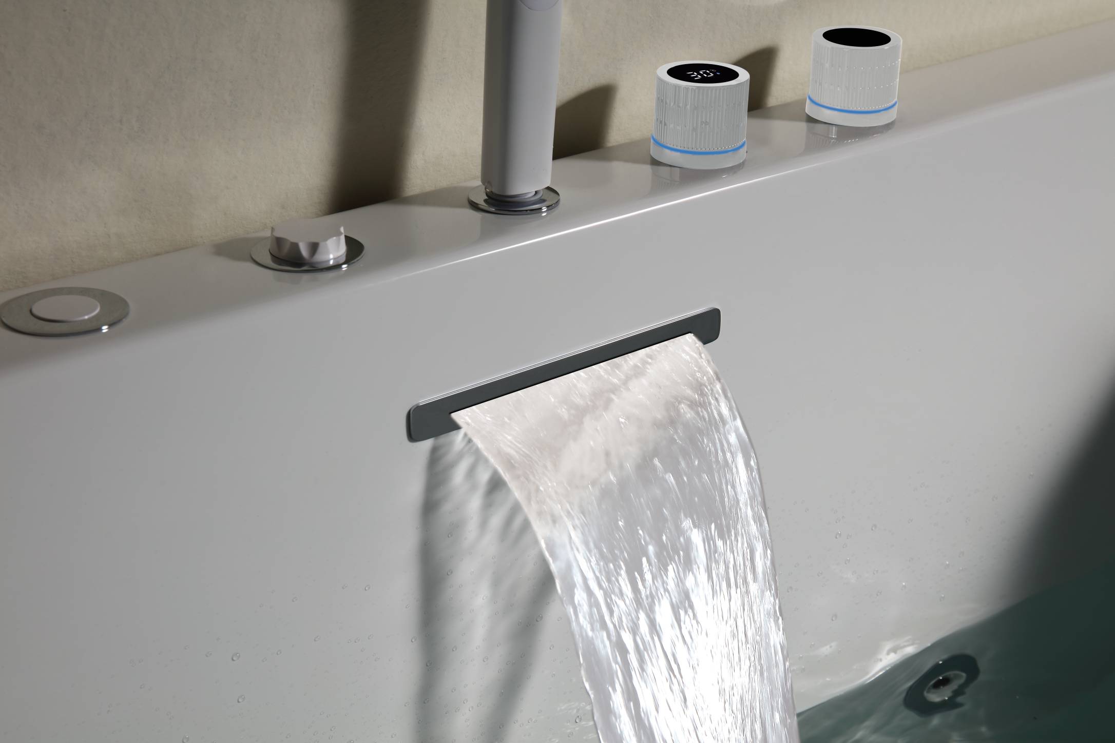 Heated Jetted Bathtub With Hardware