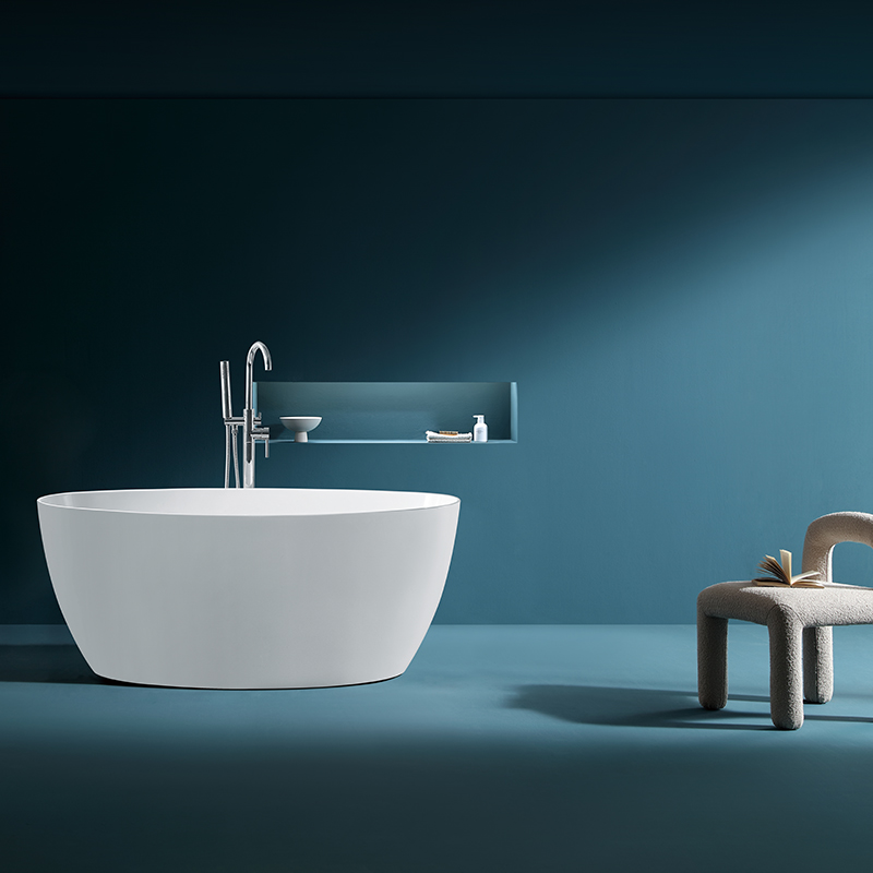 Freestanding Japanese oval bath with thin edge