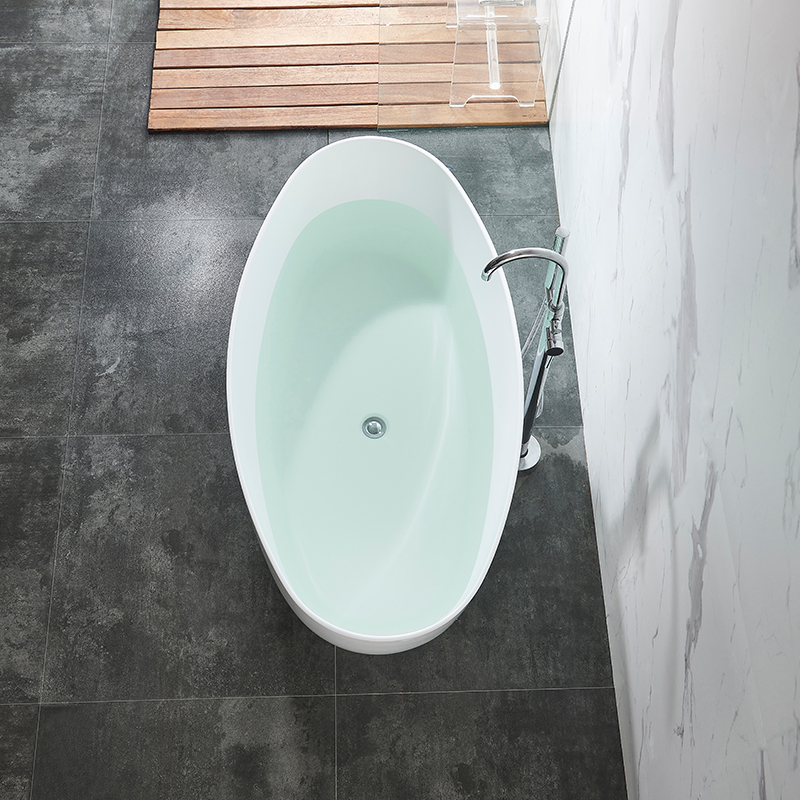 Freestanding Japanese oval bath with thin edge