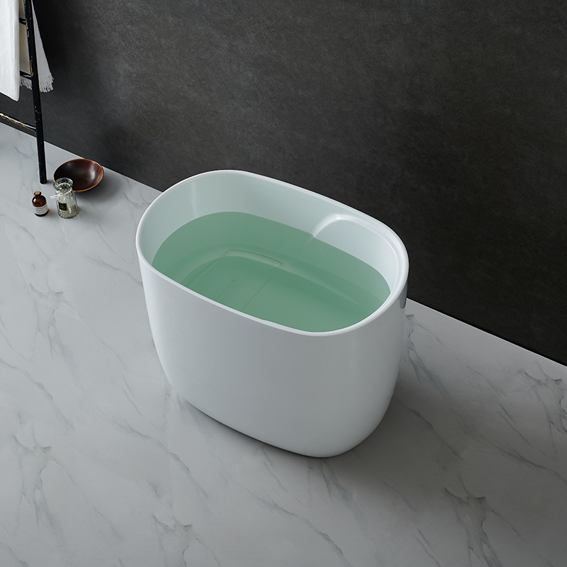 Pint-sized and small bathtub