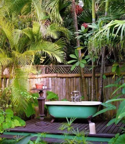 Have you ever tried taking a bath in the garden? Install a bathtub in your courtyard and feel extremely happy!