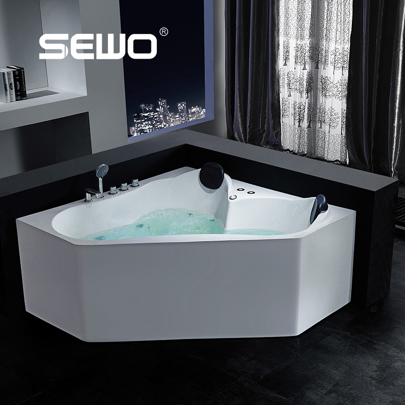 Corner Bathtub: An elegant bathing solution for small Spaces