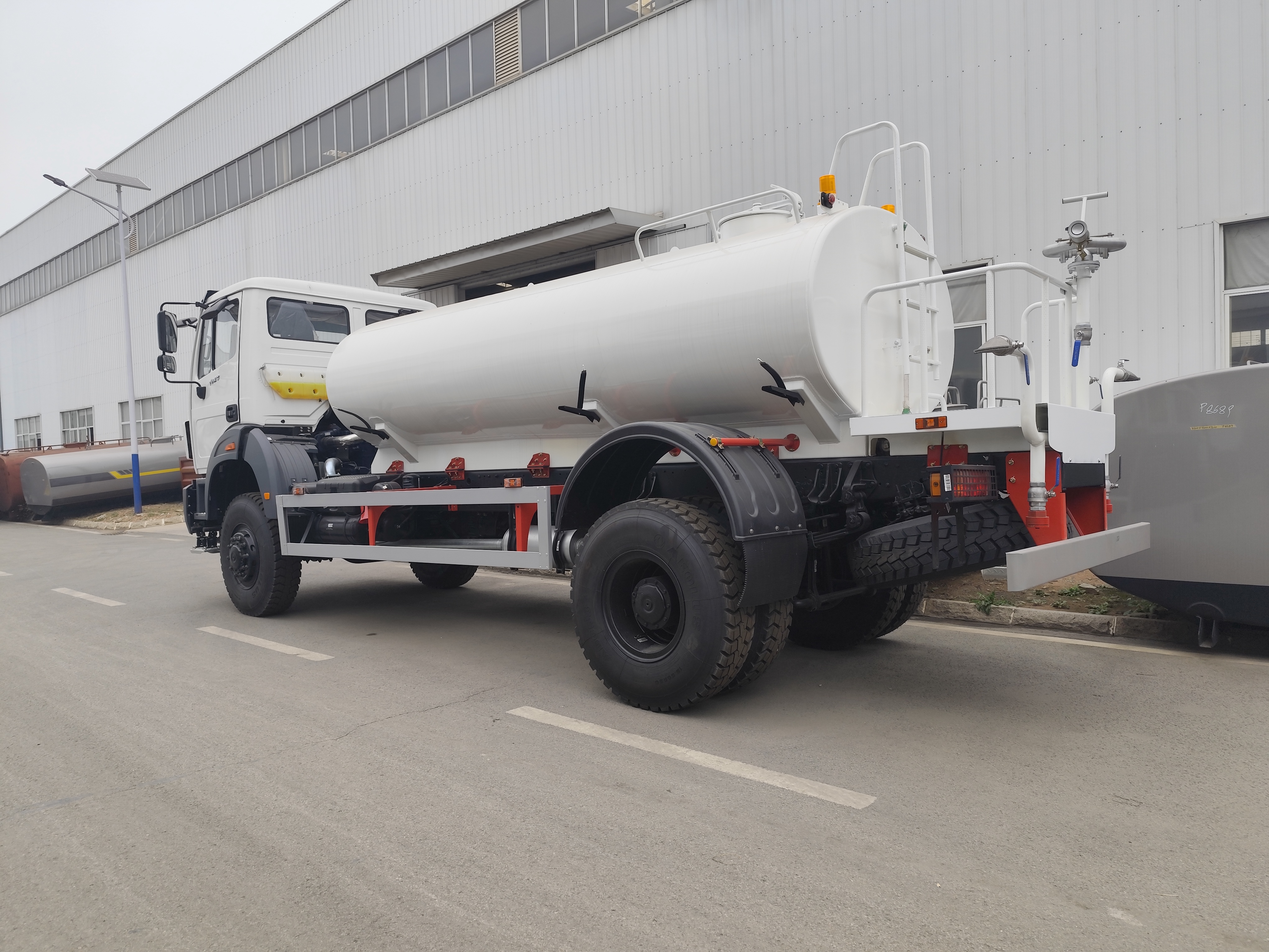 BEIBEN 4WD 12CBM Sulama Kamyonu
