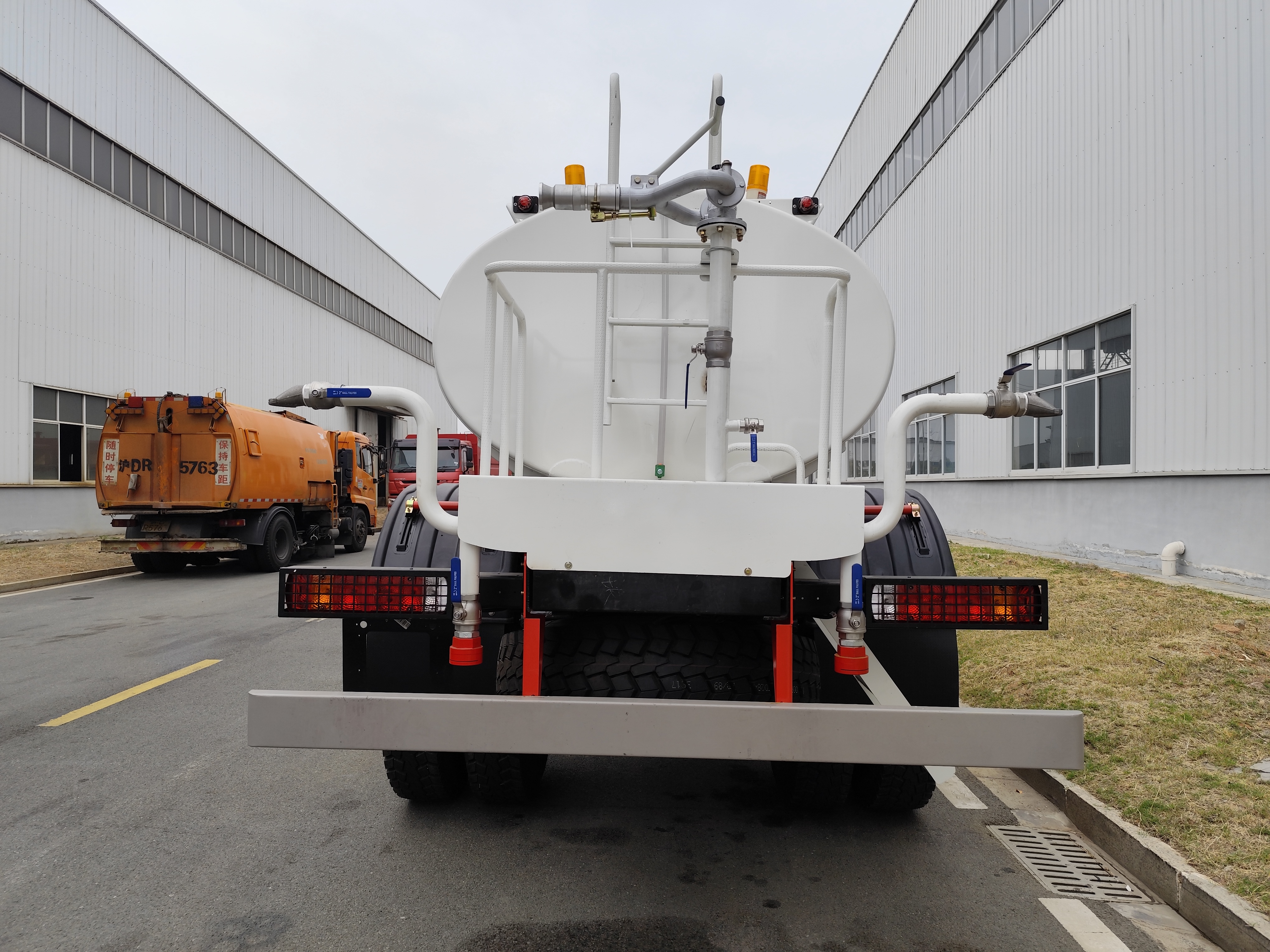 4WD 12CBM Water Sprinkler Truck