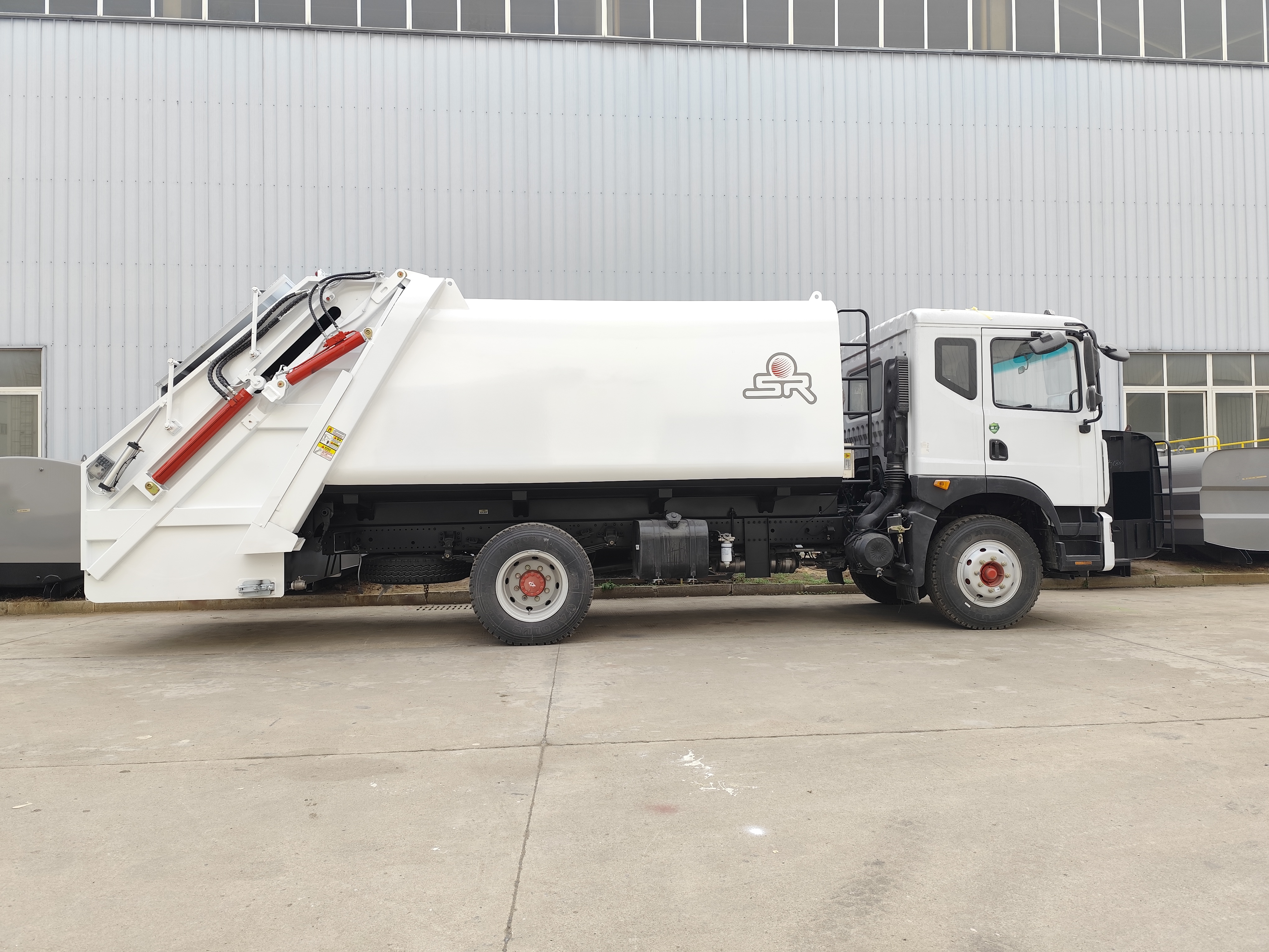 Bulk Compressed Garbage Truck customized for North America