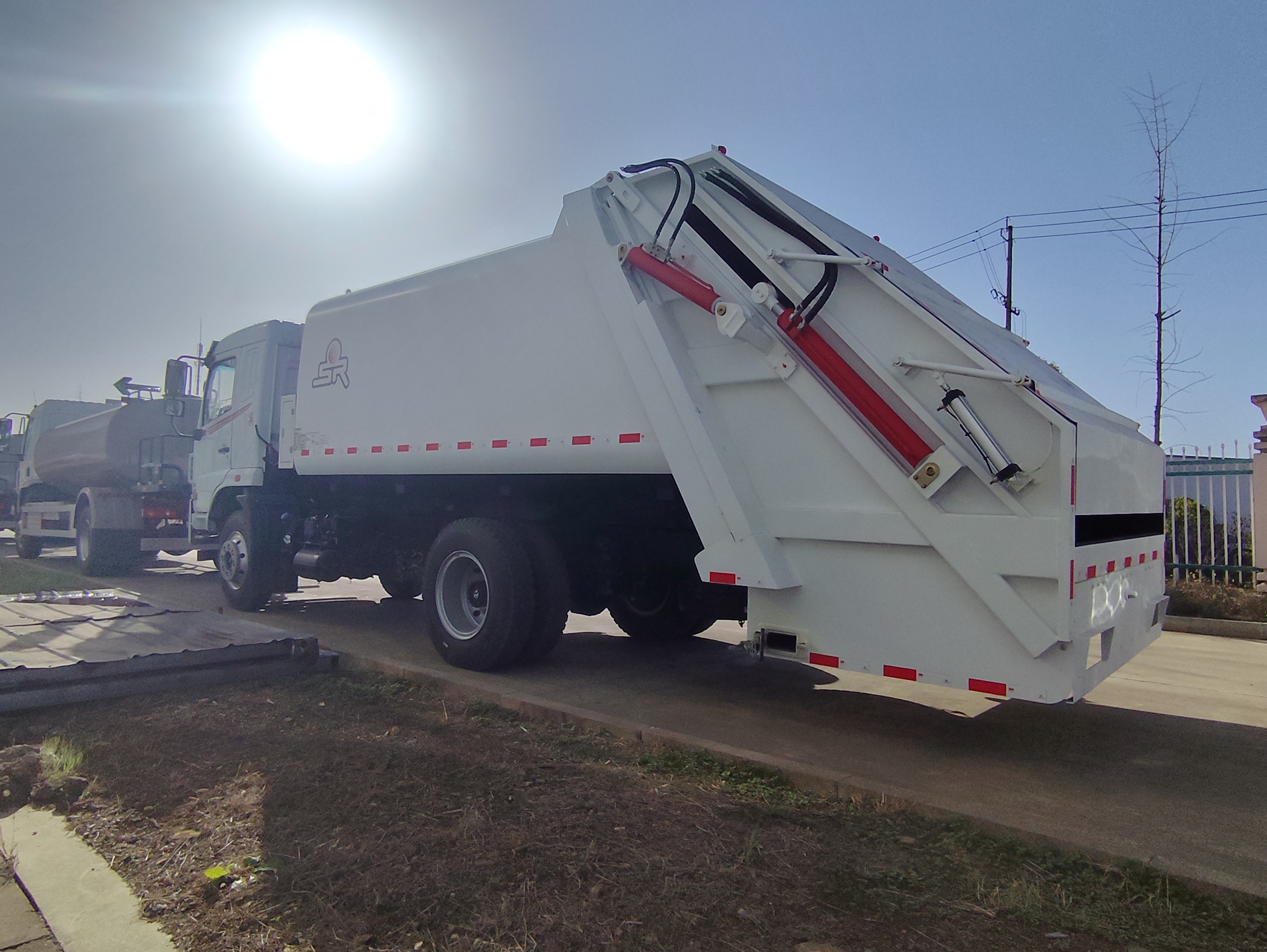 Bulk Compressed Garbage Truck customized for North America