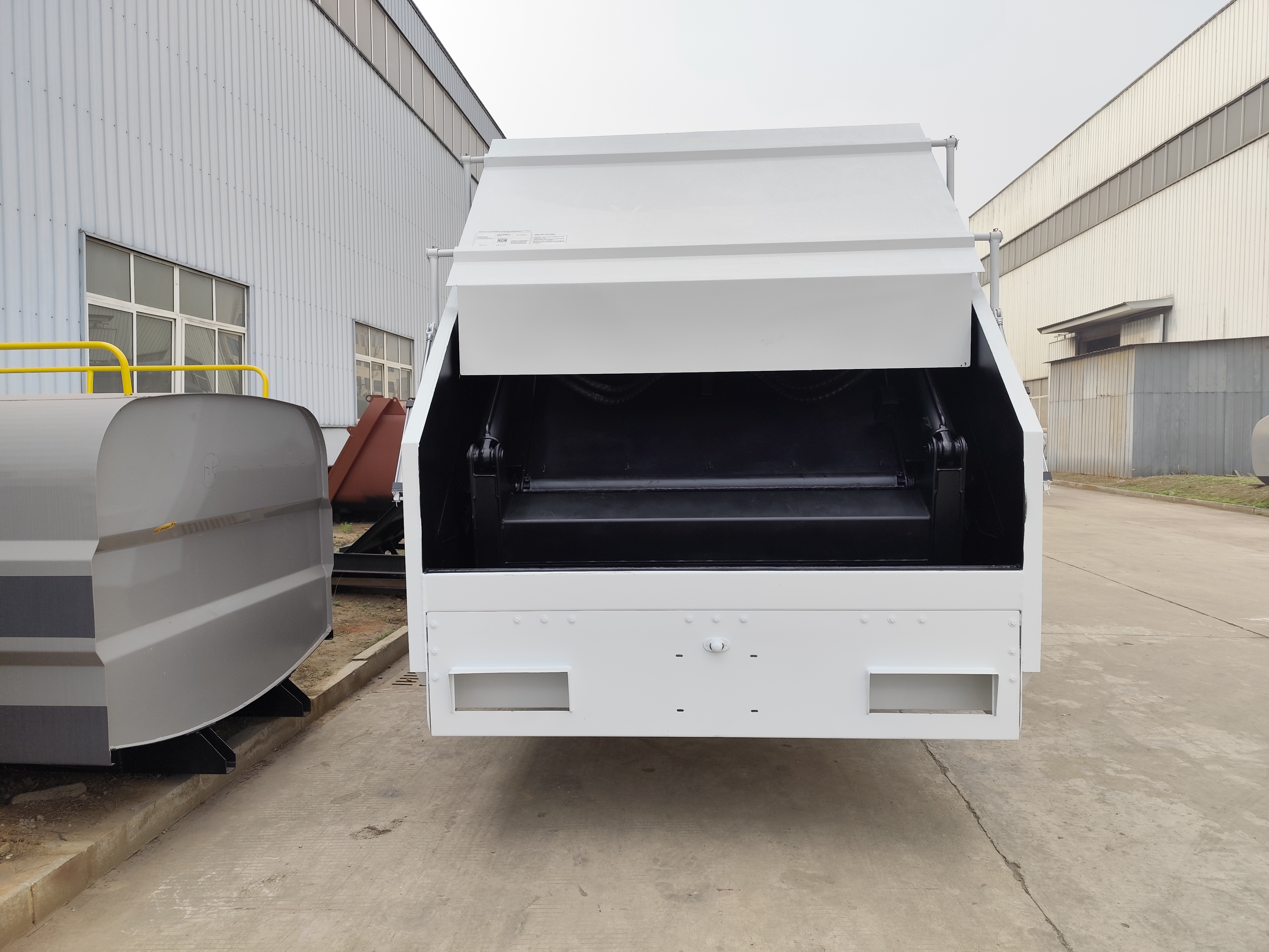Bulk Compressed Garbage Truck customized for North America