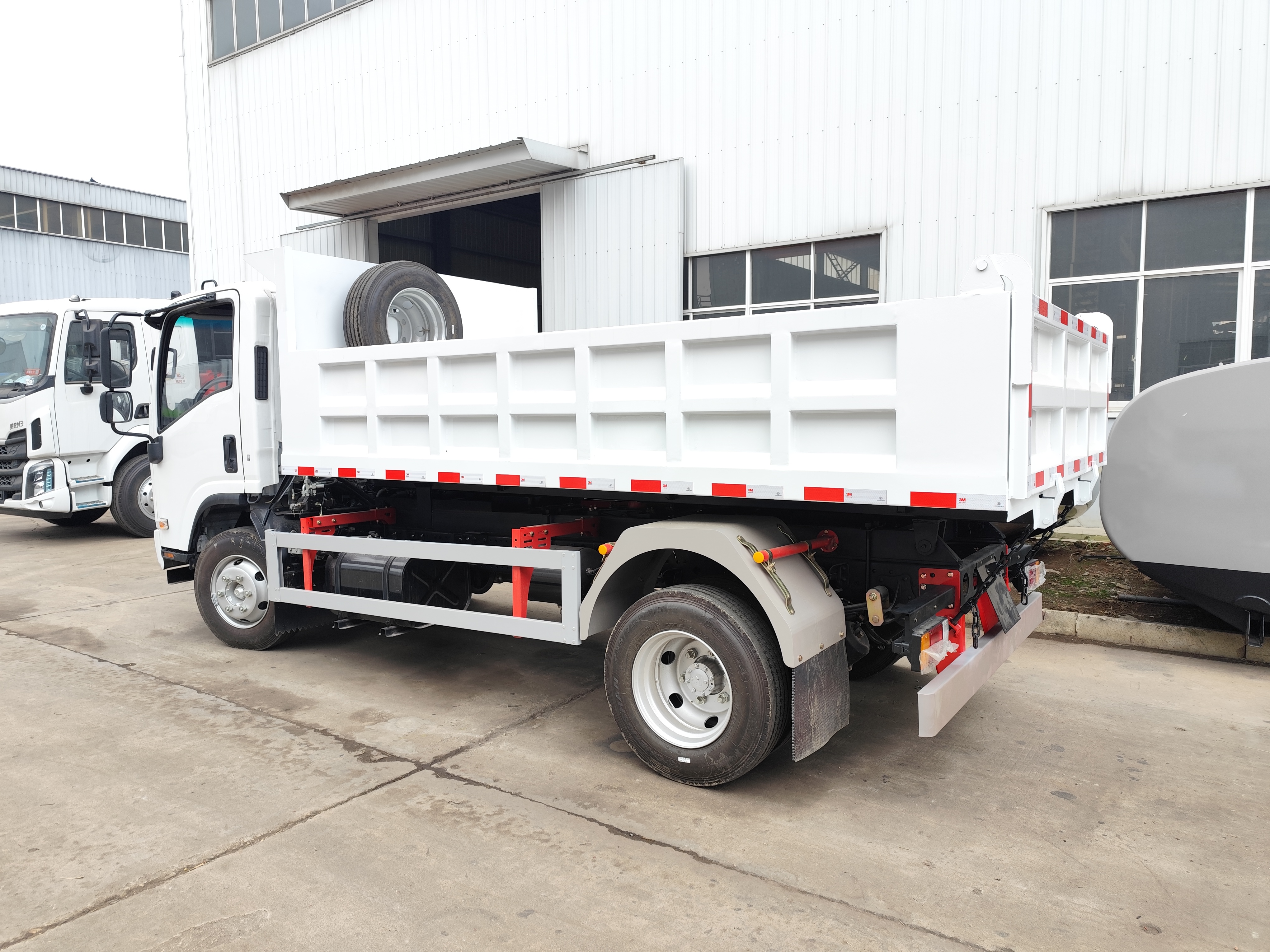 self-unloading dump truck factory