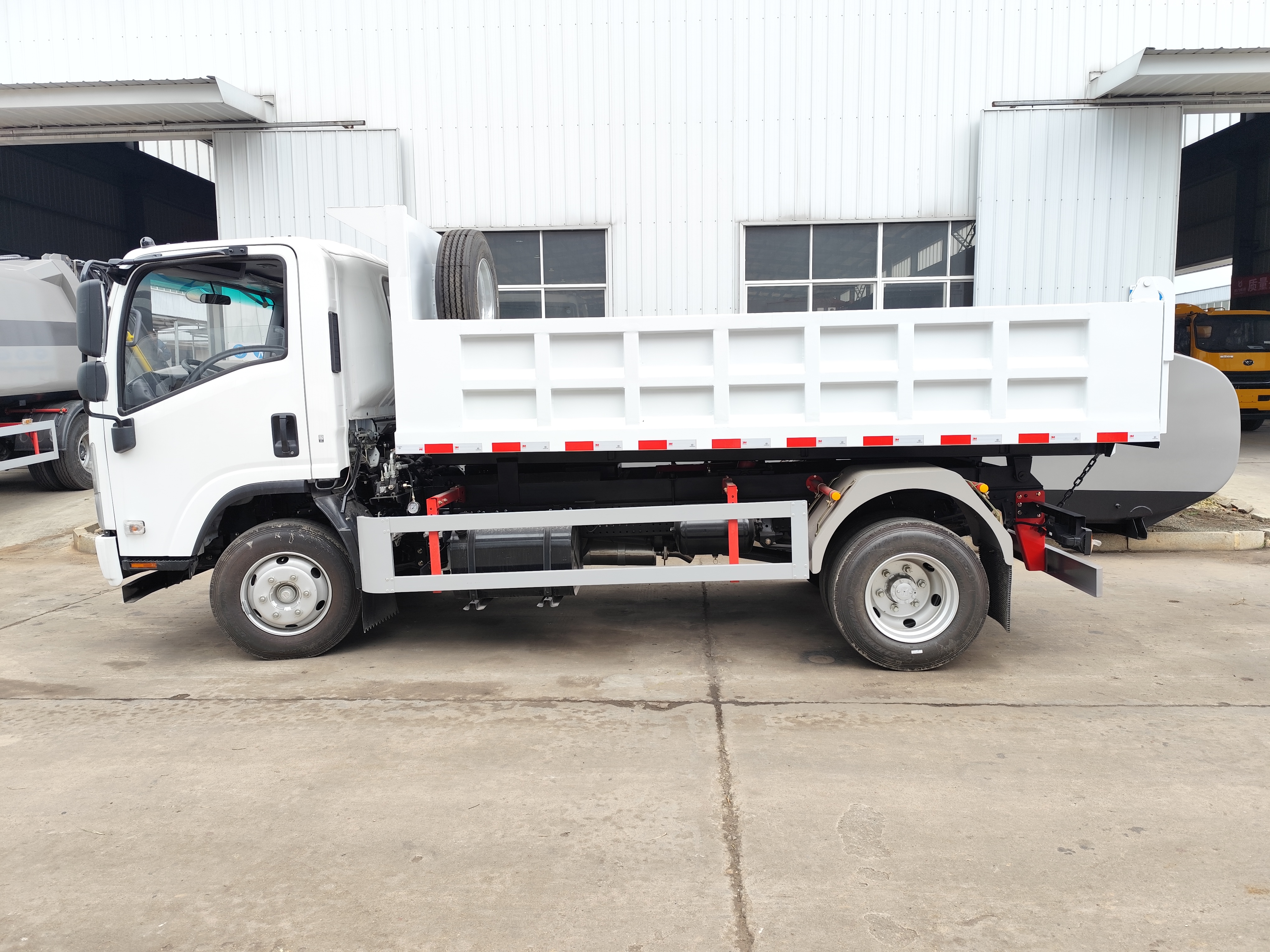 self-unloading dump truck factory