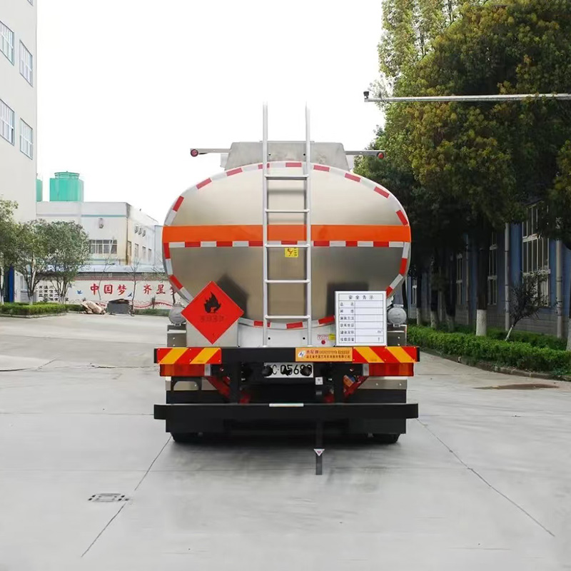 Camion-citerne de ravitaillement en carburant et mazout robuste Dongfeng Tianlong 30000L