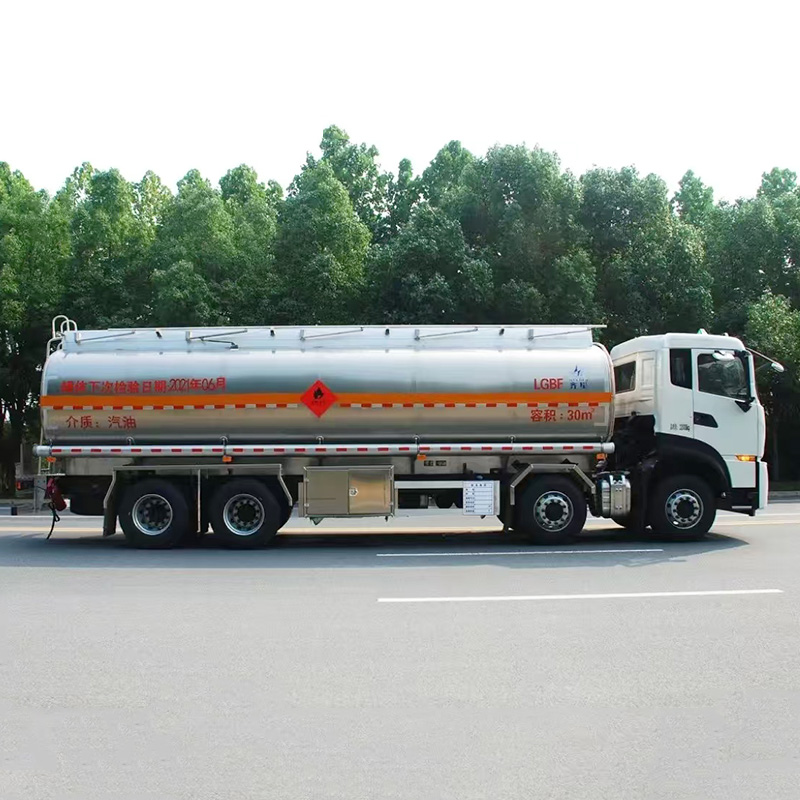 Camion-citerne de ravitaillement en carburant et mazout robuste Dongfeng Tianlong 30000L