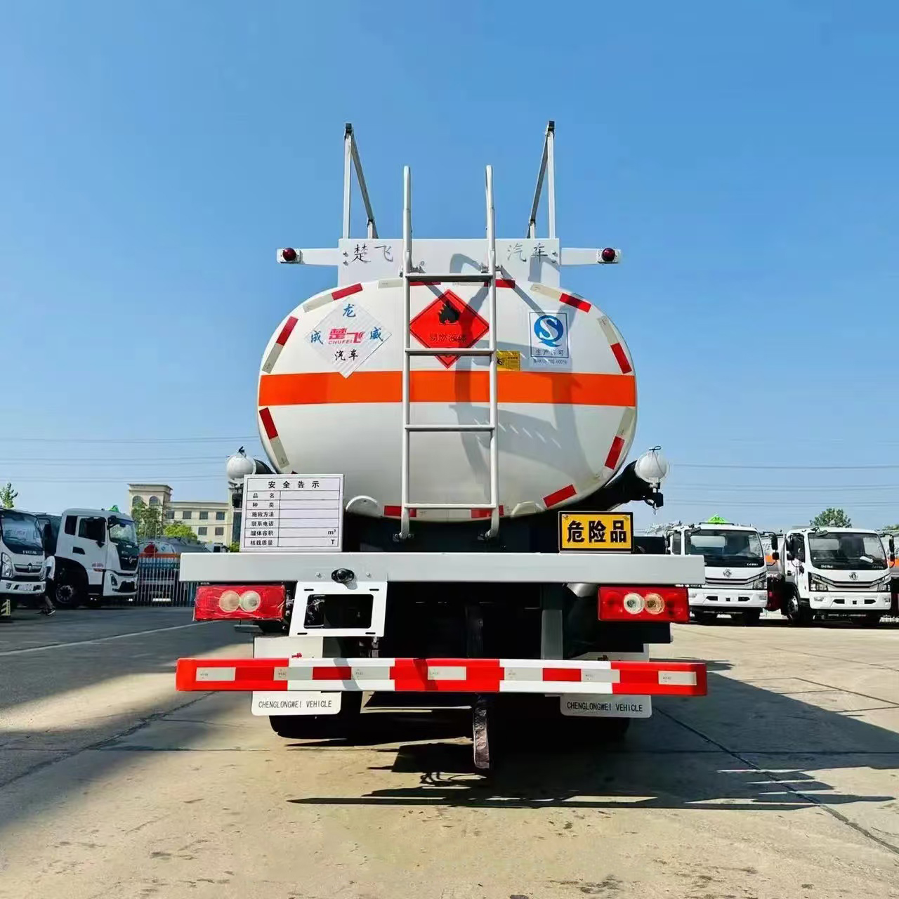 Camion-citerne 10000L personnalisé à l'exportation en usine Camion-citerne à carburant Foton 4X2 Camion-citerne à liquide Camion-citerne à huile en acier au carbone