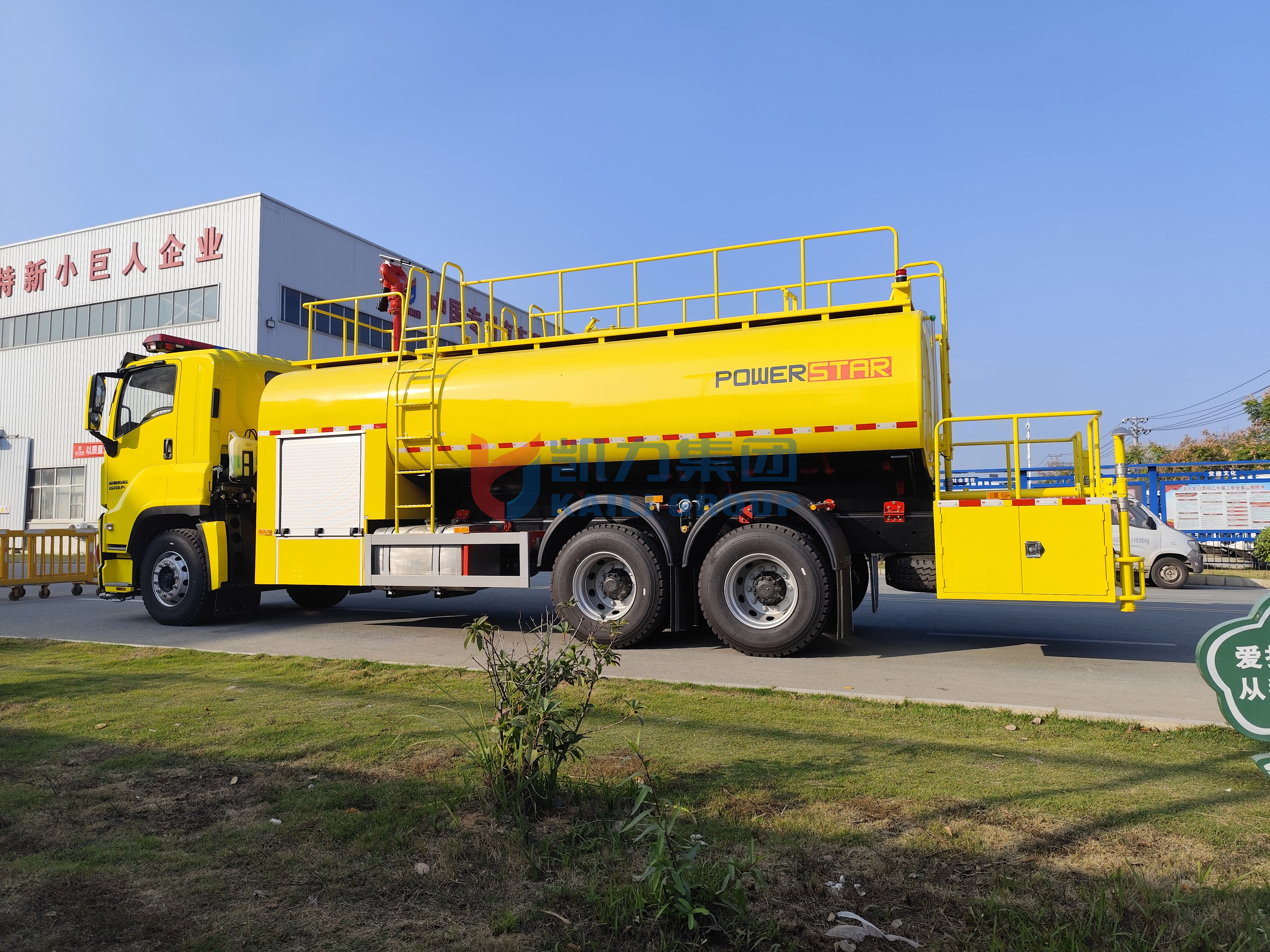 Emergency rescue water tank fire truck