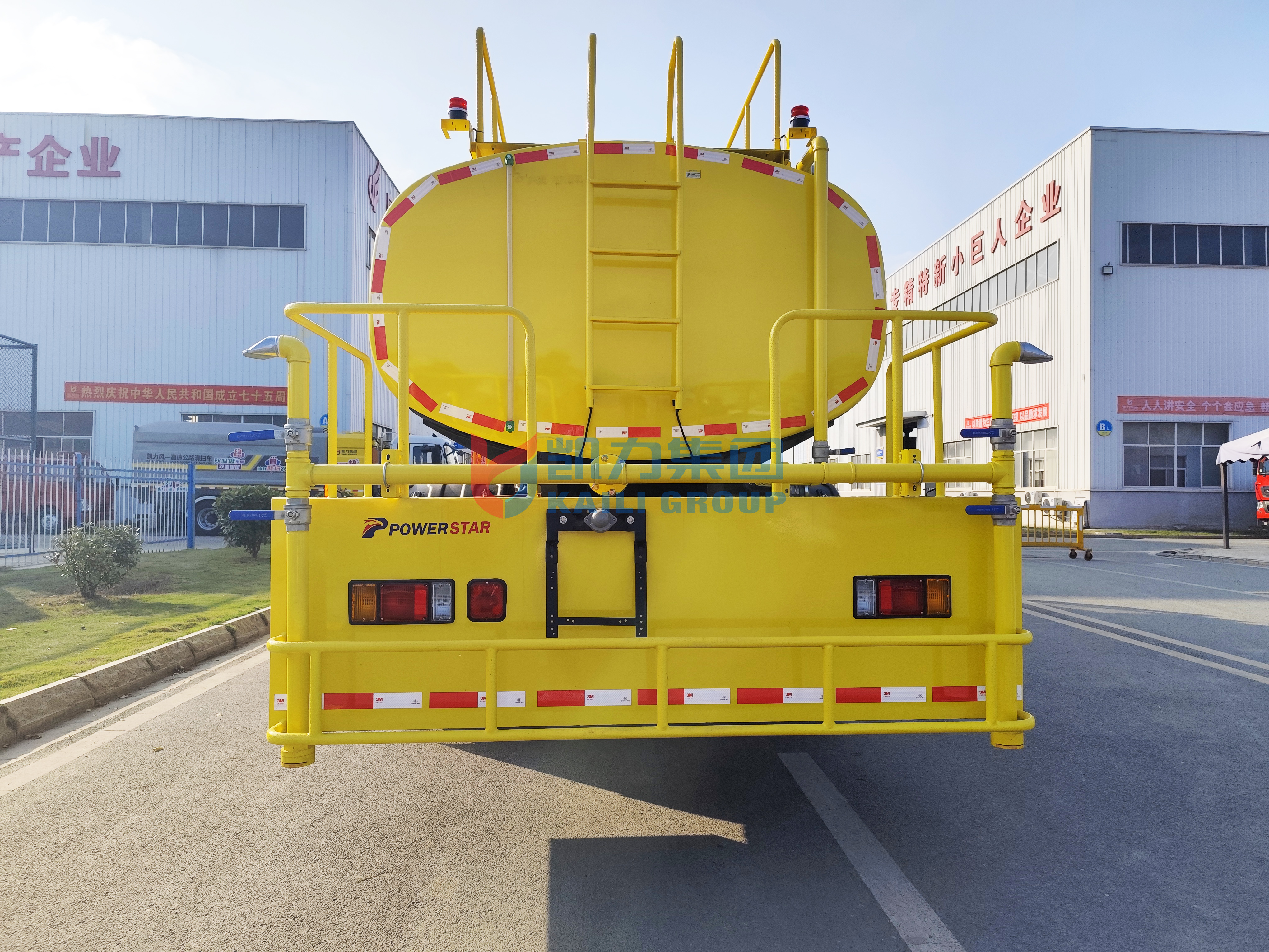 Emergency rescue water tank fire truck