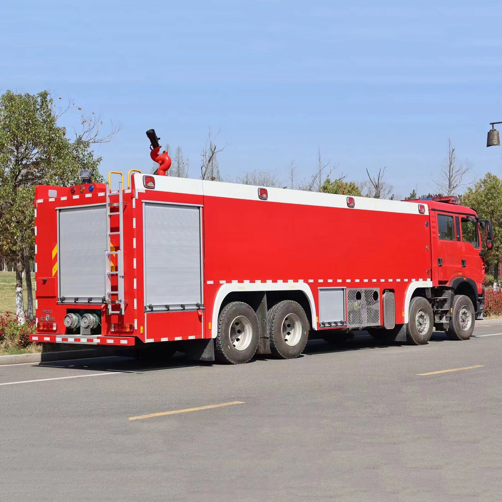 Пожарная машина ХОВО 8*4 Аварийно-спасательное оборудование Пожарная машина с водяной пеной