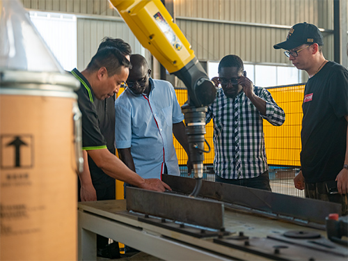 Российские иностранные гости посетили завод для обмена и сотрудничества