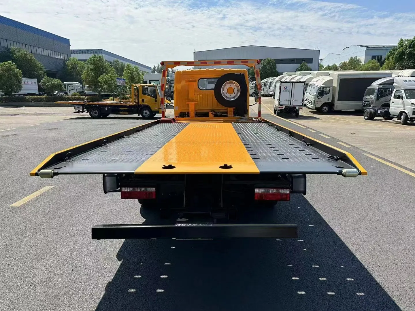 Trak Pembongkar Penyelamat Jalan Dongfeng 3 tan Pemuatan Platform dan Pengangkat 4 tan